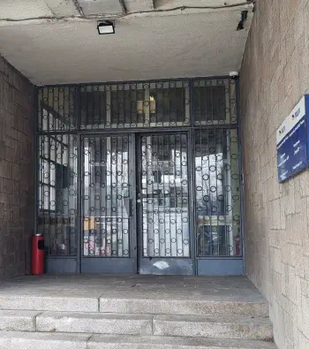 Вход левее от отделения почты